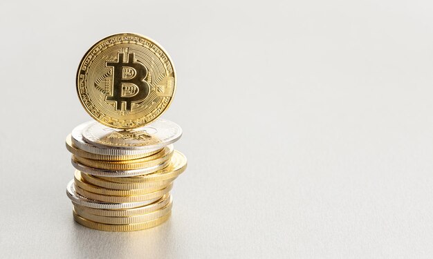 복사 공간이 있는 Bitcoin 암호 화폐 배경 누적된 암호 동전 그룹