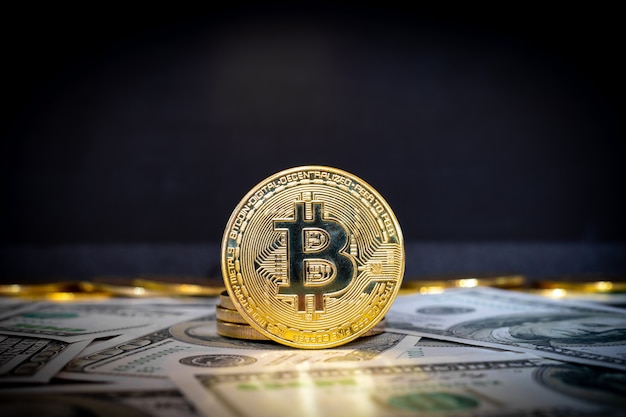 Photo bitcoin cryptocurrency coin and dollar bills in background