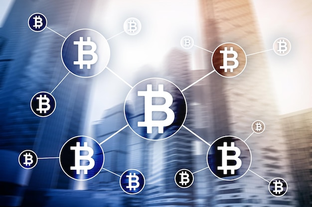 Bitcoin cryptocurrency en blockchain technologie concept op wazig wolkenkrabbers achtergrond
