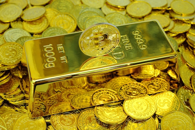Биткойн-криптовалюта на золотом слитке и куче золотой монеты