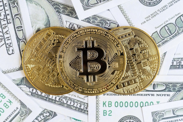 Bitcoin cryptocurrency gouden munten en dollarbiljet op de achtergrond