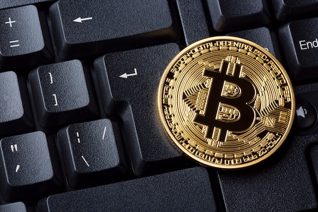 Bitcoin cryptocurrency-munt op toetsenbord van de personal computer