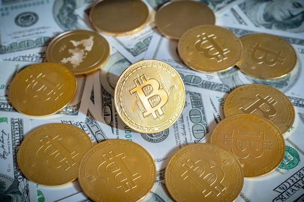 Foto bitcoin cryptocurrency-munten en dollarsrekeningen op de achtergrond