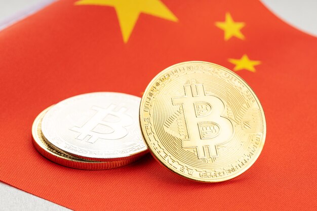 Bitcoin-cryptocurrency munten op de nationale vlag van China Crypto-wet regelgeving concept