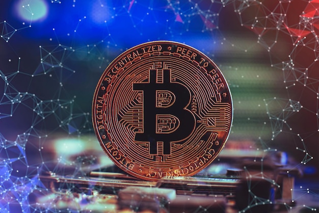 Bitcoin criptovaluta nuova versione sullo sfondo del circuito elettronico del computer denaro virtuale in criptovaluta bitcoin d'oro