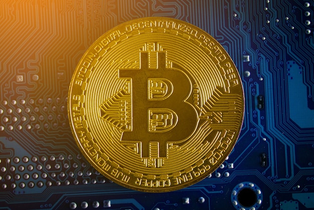 Bitcoin-cryptocurrency of gouden munten met groeigrafiek