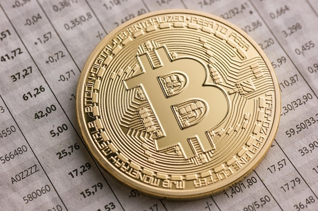 bitcoin cryptocurrency op een grafiekachtergrond, copyspace voor uw individuele tekst. ideaal voor lay-outs van websites en tijdschriften