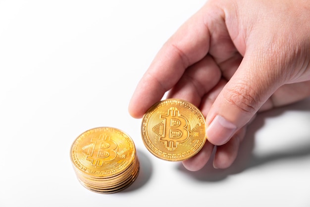 Bitcoin cryptovaluta gouden bitmunt in handen van investeerder blockchain-bedrijf voor valutawissel in blockchain-markt voor financiële economische technologie