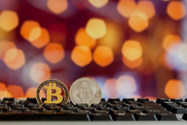 ボケ背景のキーボード コンピューター上のビットコイン通貨仮想暗号通貨の概念