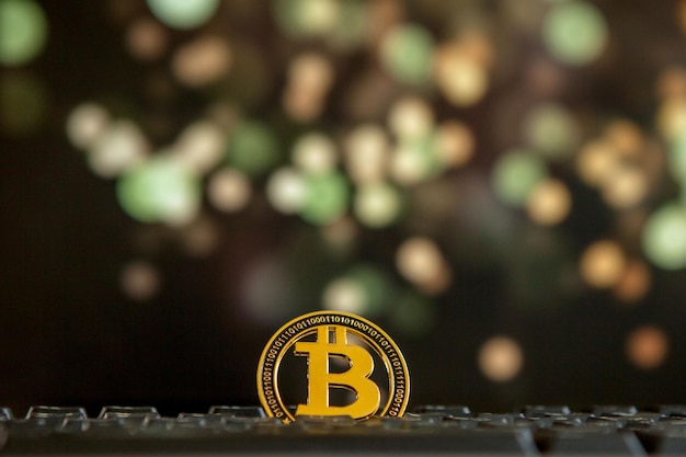 ボケ背景のキーボード コンピューター上のビットコイン通貨仮想暗号通貨の概念