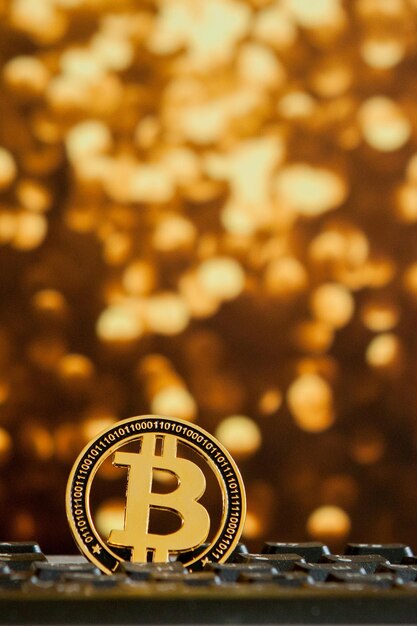 ボケ背景のキーボード コンピューター上のビットコイン通貨仮想暗号通貨の概念