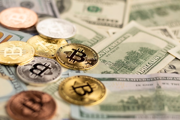 Bitcoin sopra il primo piano delle banconote in dollari