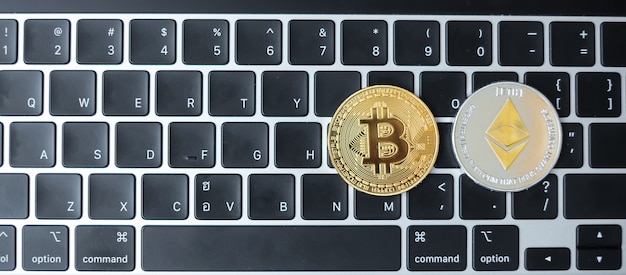 bitcoin en ethereum munten over een toetsenbord