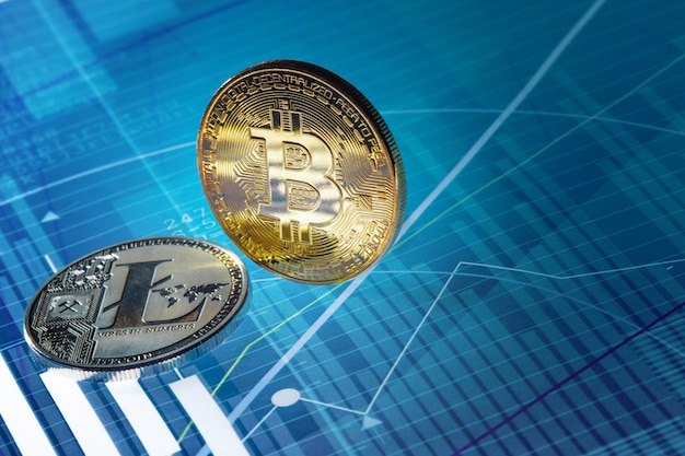 Bitcoin en litecoin op blauwe abstracte financiënachtergrond. Bitcoin cryptocurrency