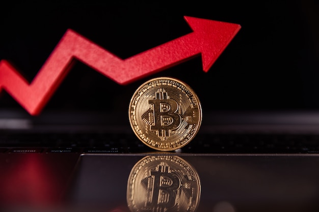 Bitcoin en rode groeipijl op laptop cryptocurrency de stijging van de waarde van bitcoin the