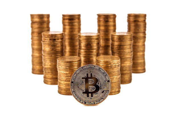 Bitcoin en stapels munten op witte achtergrond