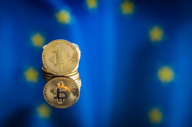 欧州連合旗の前のビットコイン デジタル暗号通貨 Eu 旗の背景
