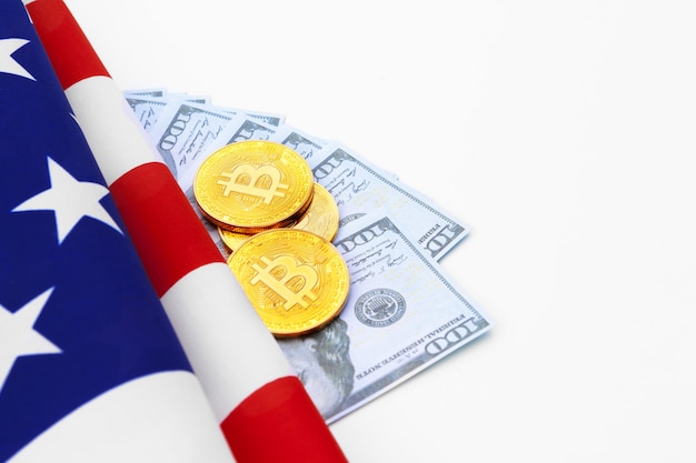 Bitcoin fysieke munten op Amerikaanse vlag met dollars