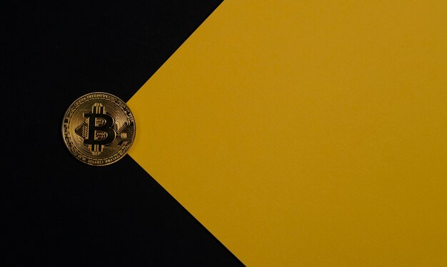 テキストと黄色の光線の暗号通貨とcのコピースペースを備えた黒いバナー上のビットコインゴールドコイン...