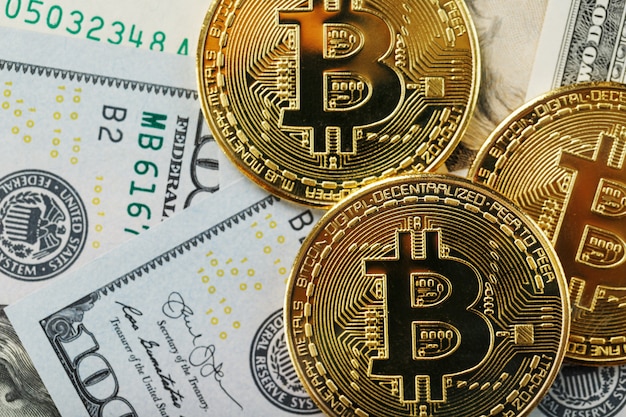 Monete d'oro bitcoin sulle banconote in dollari usa