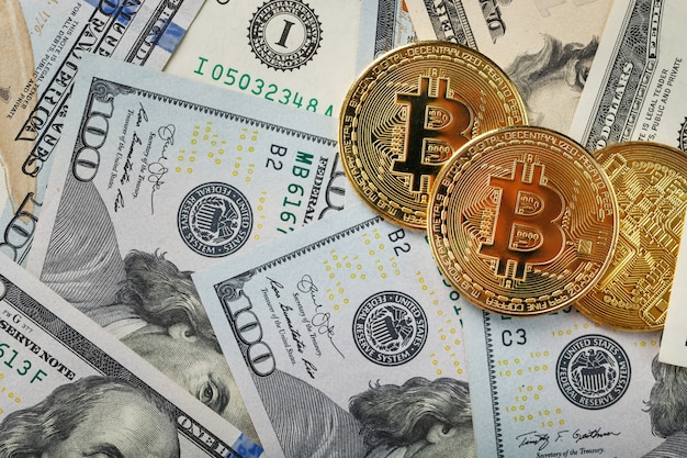 Monete d'oro bitcoin sulle banconote in dollari usa