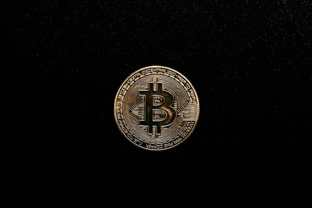 Bitcoin bitcoin dorato isolato su sfondo scuro