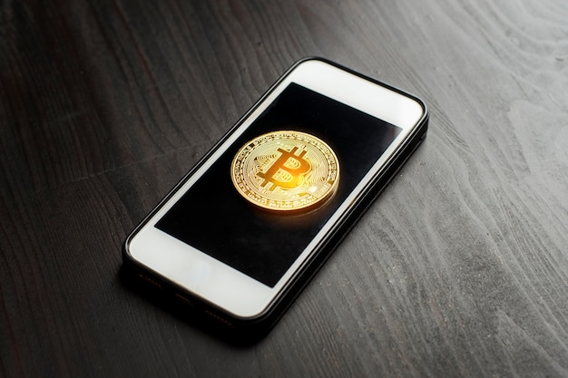 Bitcoin goud op de smartphone. nieuw cryptocurrency-concept