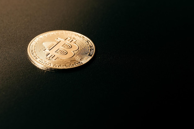 Bitcoin Gouden bitcoin geïsoleerd op donkere achtergrond