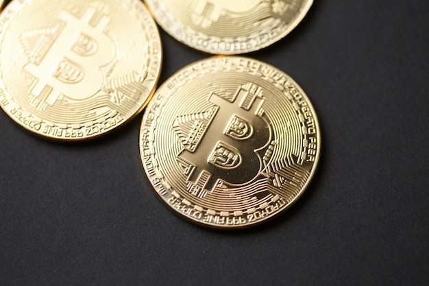 Bitcoin gouden munt en grafiekachtergrond.