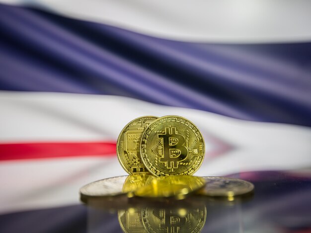 Bitcoin gouden munt en intreepupil vlag van Thailand achtergrond. Virtueel cryptocurrency-concept.