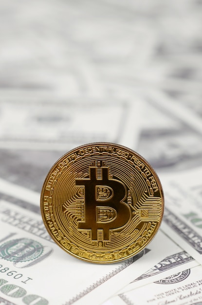 bitcoin gouden munt op dollar notities achtergrond