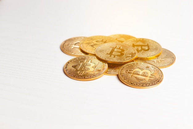 Bitcoin gouden munt op tafel. virtuele valuta achtergrond