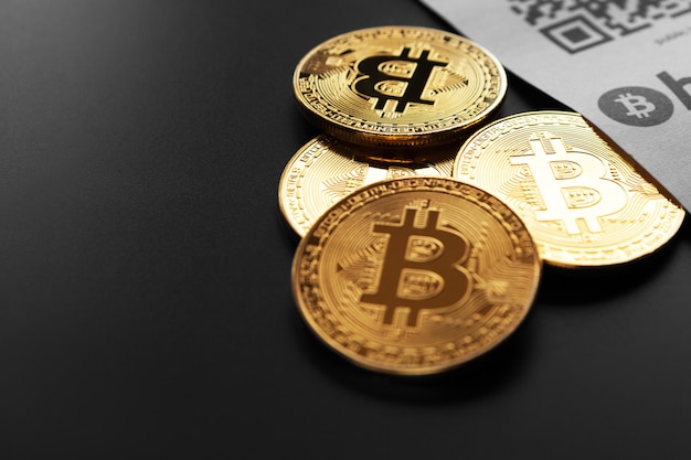 Bitcoin gouden munten en papieren bon