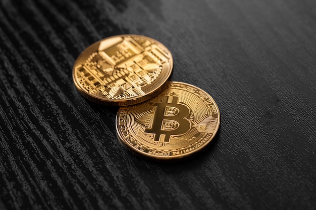 Bitcoin gouden munten en papieren bon