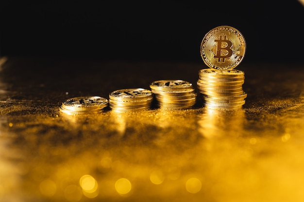 Foto crescita di bitcoin, monete bitcoin impilate su sfondo nero oro