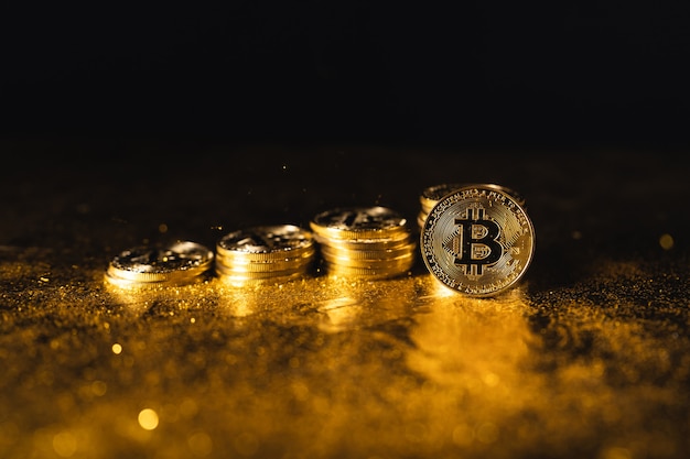 Foto crescita di bitcoin, monete bitcoin impilate su sfondo nero oro