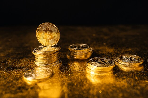 Foto crescita di bitcoin, monete bitcoin impilate su sfondo nero oro