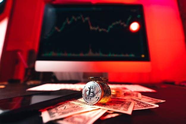 Foto bitcoin su un grafico del computer di casa e denaro e investimenti