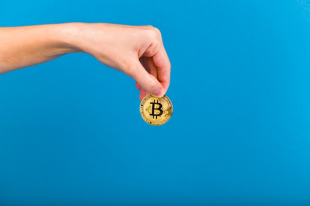 Bitcoin in de hand. Bitcoin retentie concept. Plaats voor een inscriptie. Bitcoin en hand. bijdrage aan de toekomst