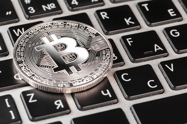 Bitcoin sulla tastiera del laptop