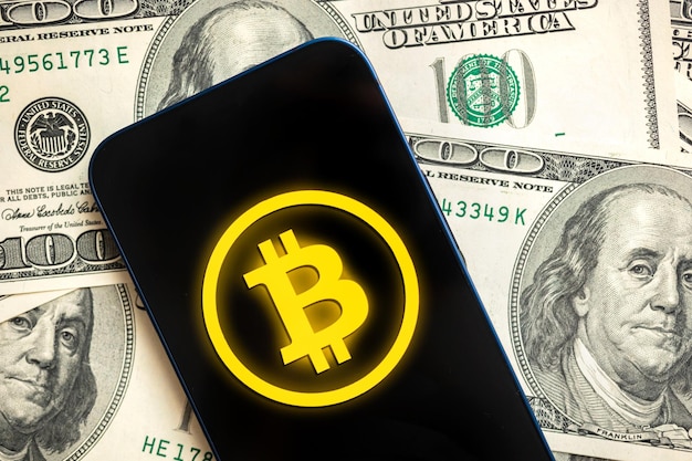 Bitcoin-logo mobiele telefoontoepassing voor cryptocurrency koop en verkoop nieuw virtueel geld gelddollars achtergrond financiële investeringsfoto