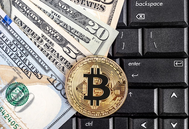 Bitcoin met dollarbiljetten op laptop toetsenbord E-commerce concept