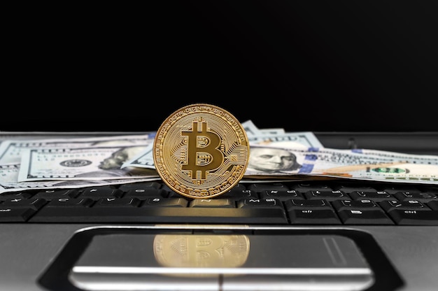 Bitcoin met dollars op laptop toetsenbord Bedrijfs- en e-commerceconcept