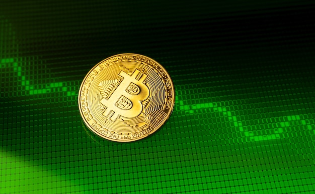 Bitcoin met groene en positieve aandelengrafiek, concept van investeren in cryptocurrency, kapitalisatiestijging, achtergrondfoto