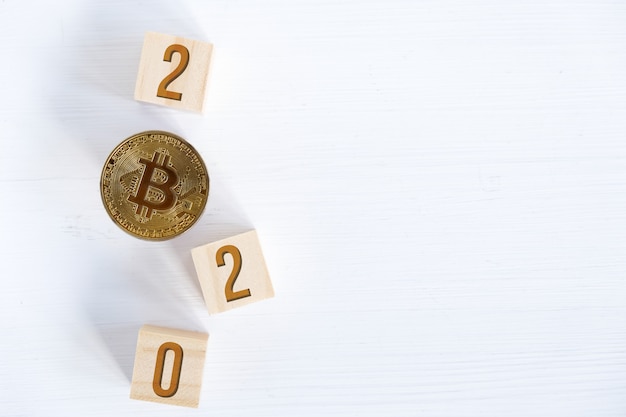 Bitcoin met nummers op houten kubussen