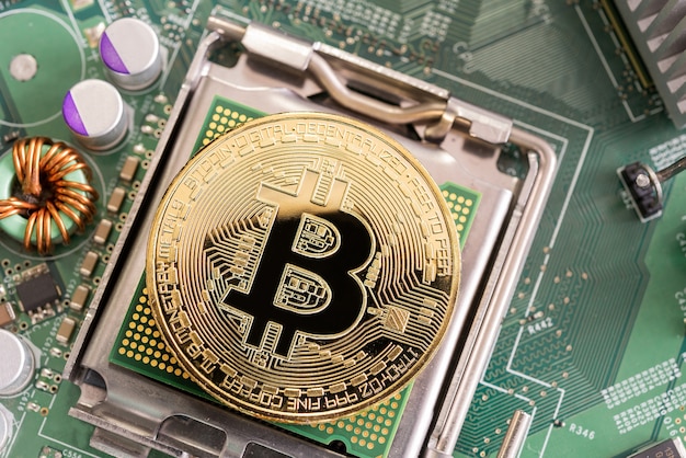 Bitcoin Mijnbouwconcept van het graven van Bitcoin op microchipbord