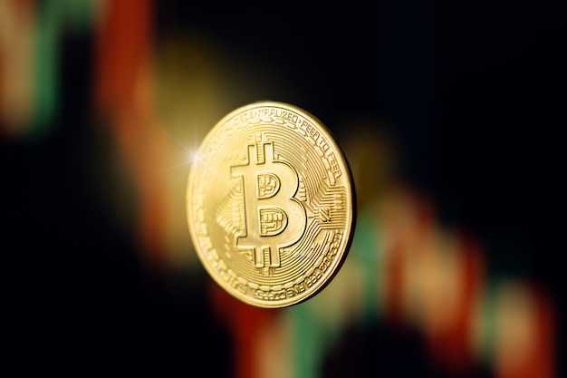 Bitcoin-munt met lichte gloed op onscherpe koersgrafiek