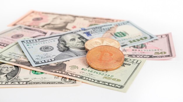 Bitcoin-munten bij dollarbiljetten stapelen cryptocurrency en contant geldconcept foto van hoge kwaliteit