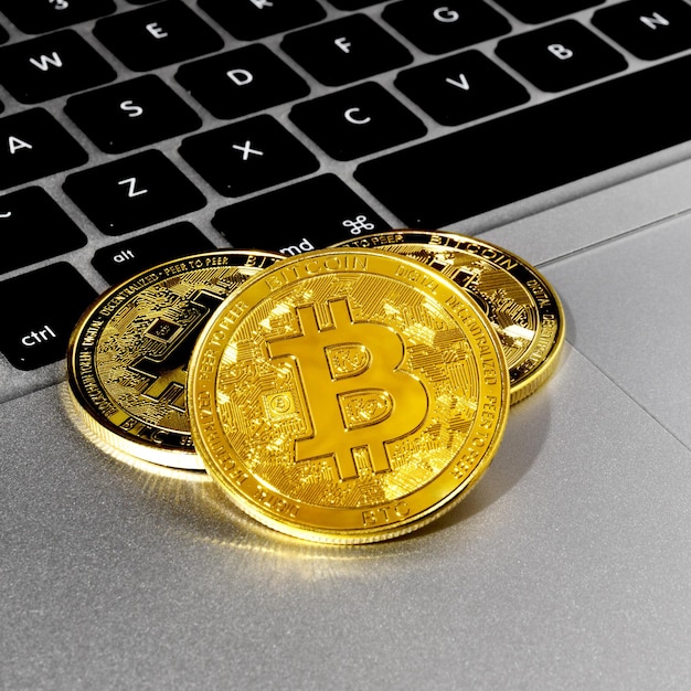 Bitcoin munten close-up op een computertoetsenbord Cryptocurrency handel op de internet valutamarkt