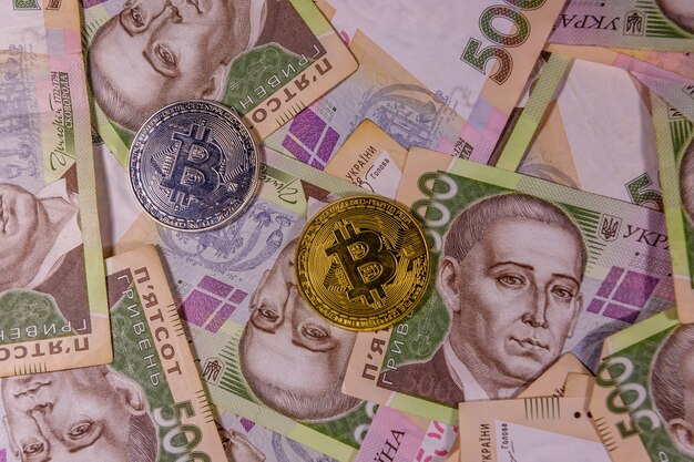 Bitcoin-munten op de Oekraïense vijfhonderd hryvnas-bankbiljetten